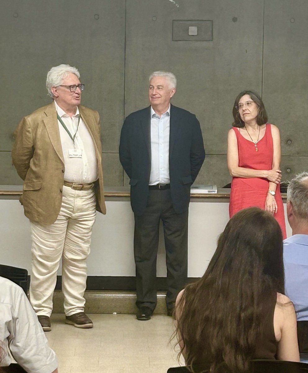 CogEspLyon's tweet photo. 🇪🇸🎓 El pasado viernes 19 de junio, el Cónsul General de España en Lyon participó en la entrega de diplomas honoríficos a los alumnos de Terminale de la Sección Española de la CSI de Lyon, que finalizan el BFI – Español.
¡Enhorabuena a tod@s y mucho éxito en esta nueva etapa! https://t.co/bqt6a7Awae