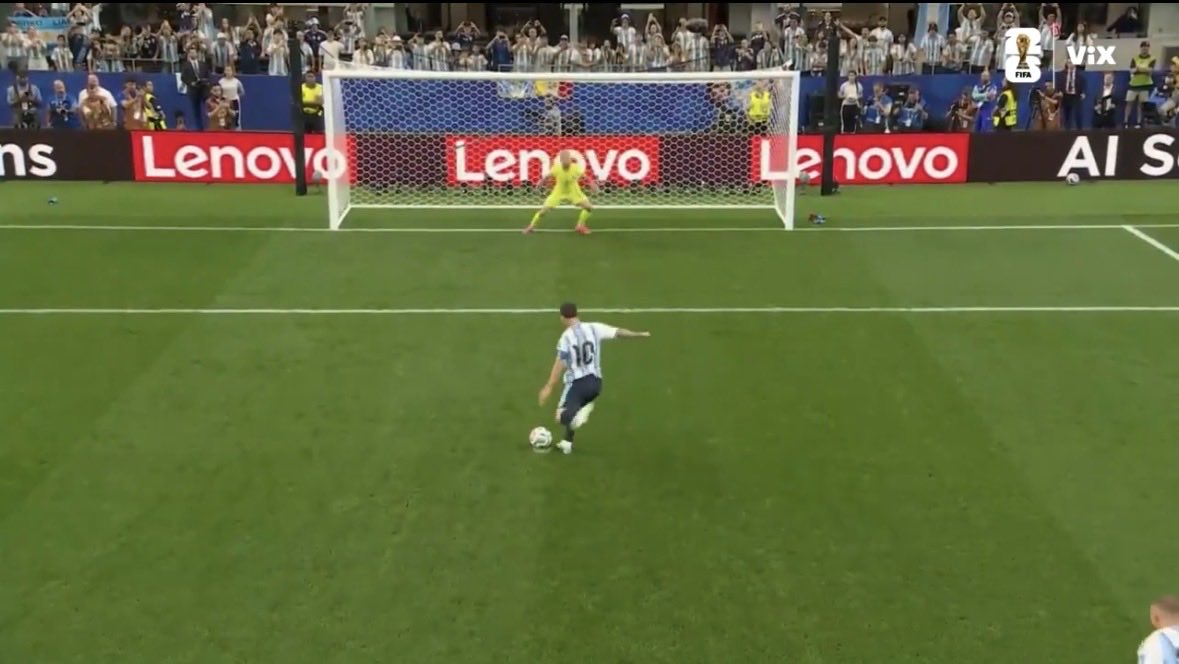 ivan37_estrada's tweet photo. Messi no quiso meter el 17 histórico de penal, aquí el observa  que el portero se lanza a la izquierda y lo patea a ese mismo lado! Solo Messi https://t.co/cylB9Hxlgv