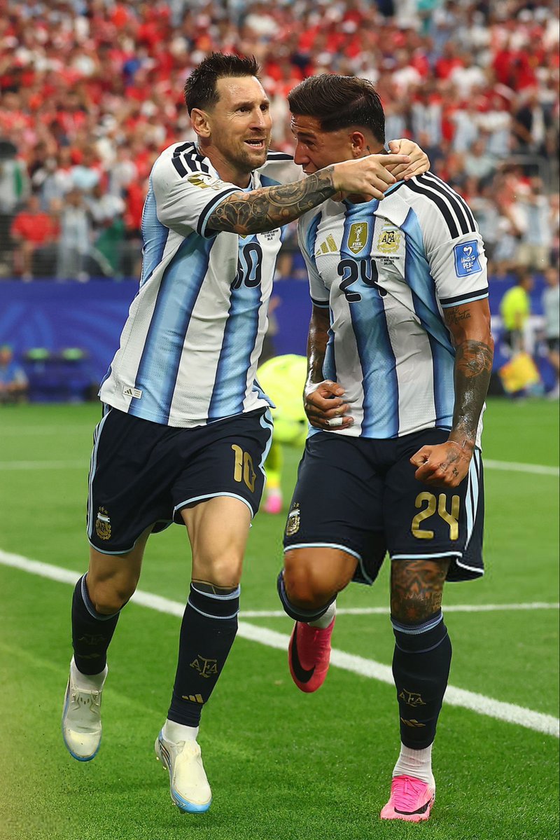 CrewsMat10's tweet photo. Enzo Fernandes celebrated Messi’s goal more than Messi himself. 😂 https://t.co/rvSQmHSsVK
