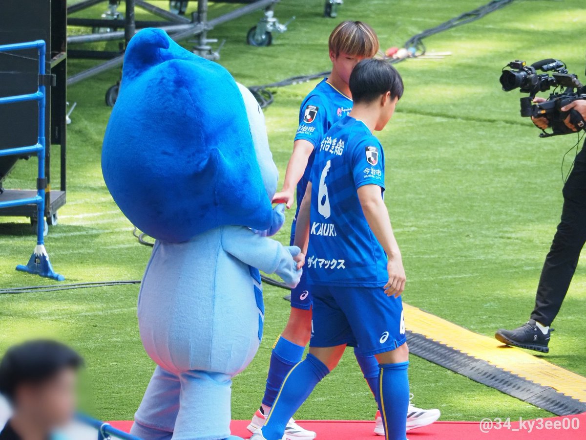 34_ky3ee00's tweet photo. 今治の選手たちと両手繋いで登場して、手を振って別れる姿も尊い…
#JリーグオールスターDAZNカップ
#マスコット大集合
#セイルン https://t.co/7niUzvXgLe