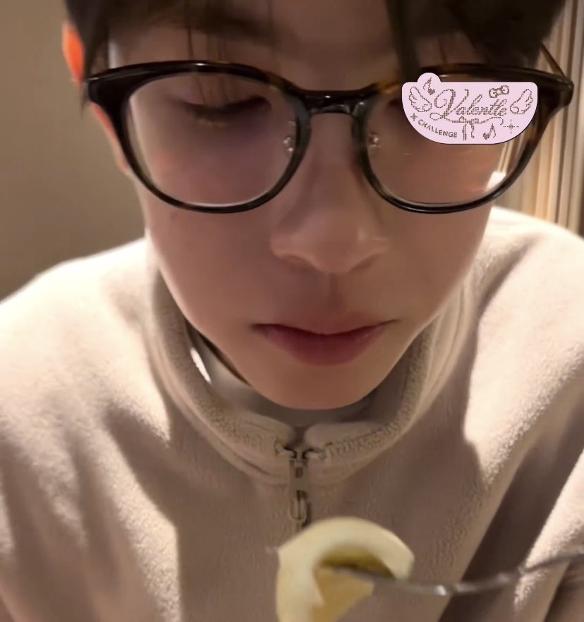 imyourniew's tweet photo. น้องอองรีมุมกินข้าวมุมนี้โคตร น่า รัก !! ฮือ ๆๆๆๆๆๆๆๆๆๆๆ ตาแป๋ว แก้มกลม แป๋วอย่าทิ้งพี่น้ะ  y ________ y ♥️♥️♥️ https://t.co/UHXHBTykVW