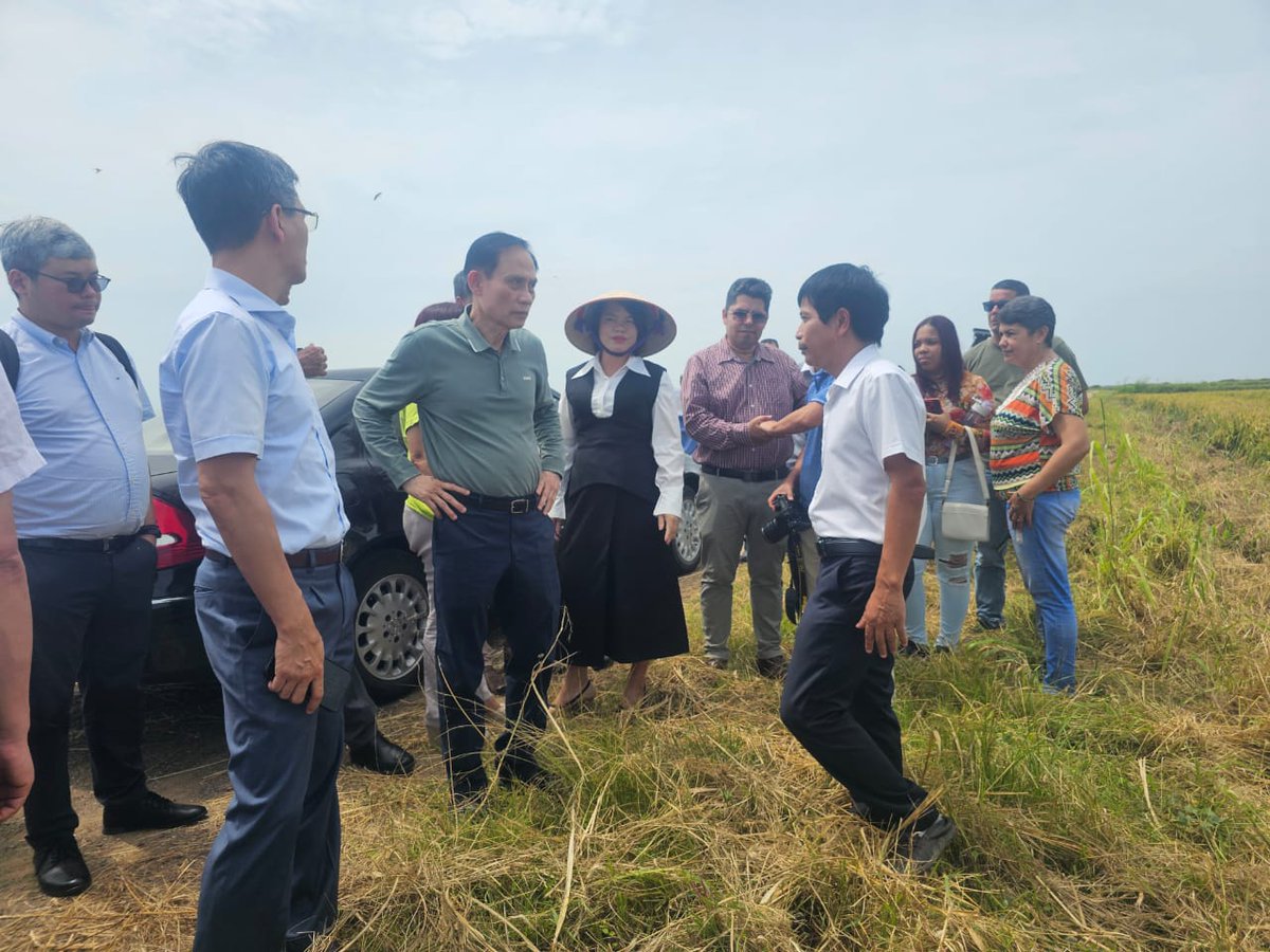 RPolancoF's tweet photo. #Vietnam no dejará sola a #Cuba a pesar del asedio al que está sometida, dijo Le Hoai Trung, miembro del Buró Político y ministro de Asuntos Exteriores de Vietnam, en visita al Parque Industrial ViMariel y al proyecto de producción de arroz en Los Palacios
https://t.co/eqPCIfByfQ https://t.co/w0gWKAFgPW