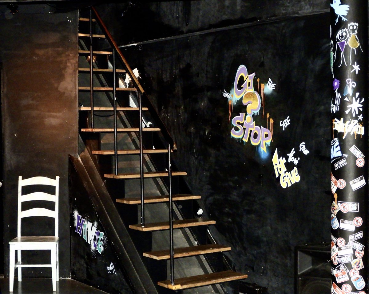 oni_s_a's tweet photo. 舞台美術を担当したHomieProject Vol.3『リスタート』が昨日無事に幕を下ろしました。皆様ありがとうございます！

子供の落書きいっぱいの舞台を、ということでたくさん描かせていただきました！

左右の柱は250Φボイド管、階段壁のグラフィティは印刷された透明シート。

#リスタート
#HomieProject https://t.co/kzQl2MwtjC