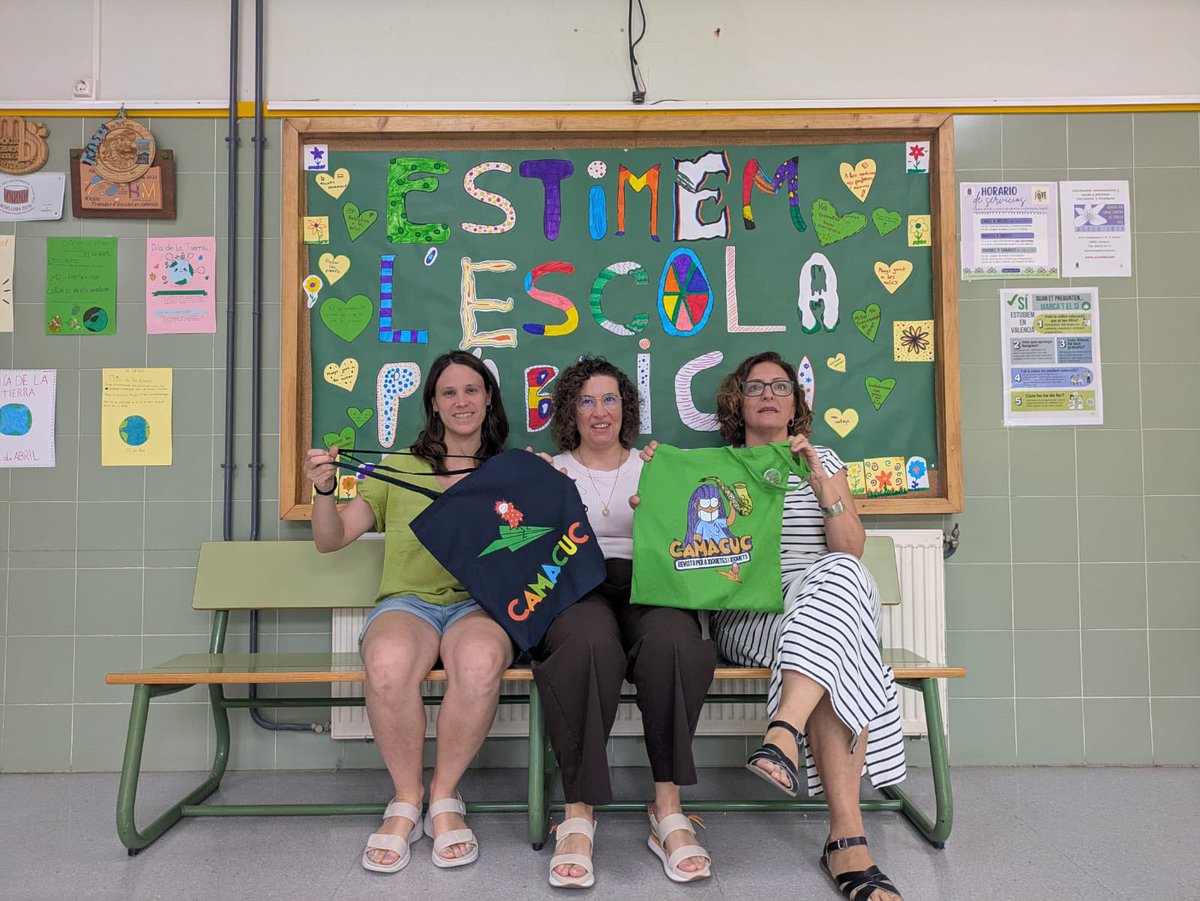 Camacuceditoria's tweet photo. 🐸 Les bosses de Camacuc ja corren pel món!

A la platja, al mercat, d'excursió, a la biblioteca... i cada vegada les veiem en més llocs 💜

I tu, encara no tens la teua?

🛍️ Doncs ja està disponible a la web de Camacuc:

https://t.co/zswSEXiaFy https://t.co/jnhbh3y516