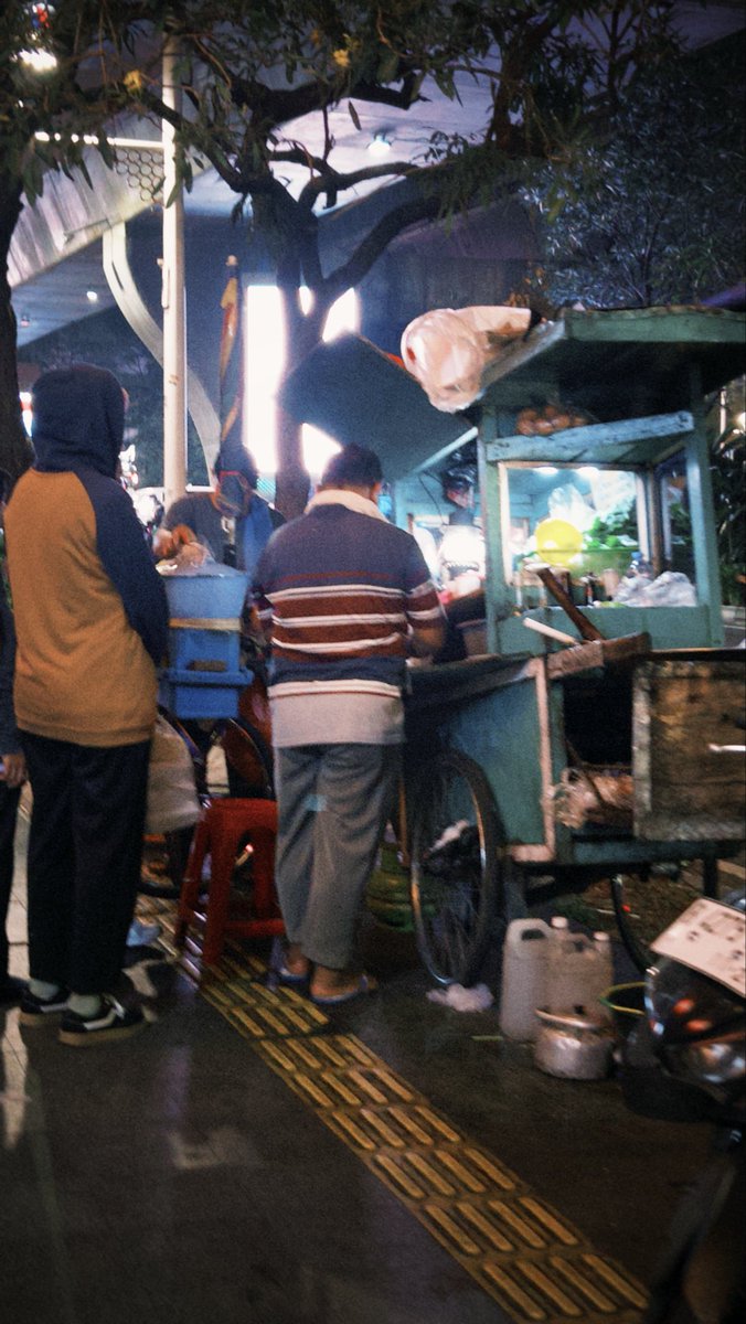 fancyluvvy's tweet photo. Jakarta emang se-kontras itu ya

Tadi jam 7-an pas balik kantor, aku mutusin jalan kaki dari kantor ke Ambassador. Nggak nyampe sekilo juga sih, tapi sepanjang jalan aku iseng foto-foto dan malah jadi merhatiin orang sekitar. 

Ternyata, hampir semuanya kelihatan capek banget. Kayak lagi narik napas panjang, berjuang di titik terakhir sebelum beneran nyerah (jujur energinya masuk ke gue banyak bgt, sampe berasa sedihnya)☹️

Ada yang udah ngantri busway lama tapi nggak dapet-dapet, ada abang starling yang sabar nawarin minum ke setiap orang yang lewat, sampai tukang nasgor yang senyumnya lebar banget pas dagangannya ada yang beli.
Di tengah kondisi ekonomi yang lagi nggak baik-baik aja, masih banyak yang kerja keras banget demi sesuap nasi, walaupun untungnya mungkin nggak seberapa🥺

Please, jangan jahat sama orang lain, ya. Kalau masih ada pilihan buat jadi orang baik, mending pilih jadi orang baik. Kita nggak pernah tahu seberat apa perjuangan orang lain buat bertahan hidup hari ini🤍