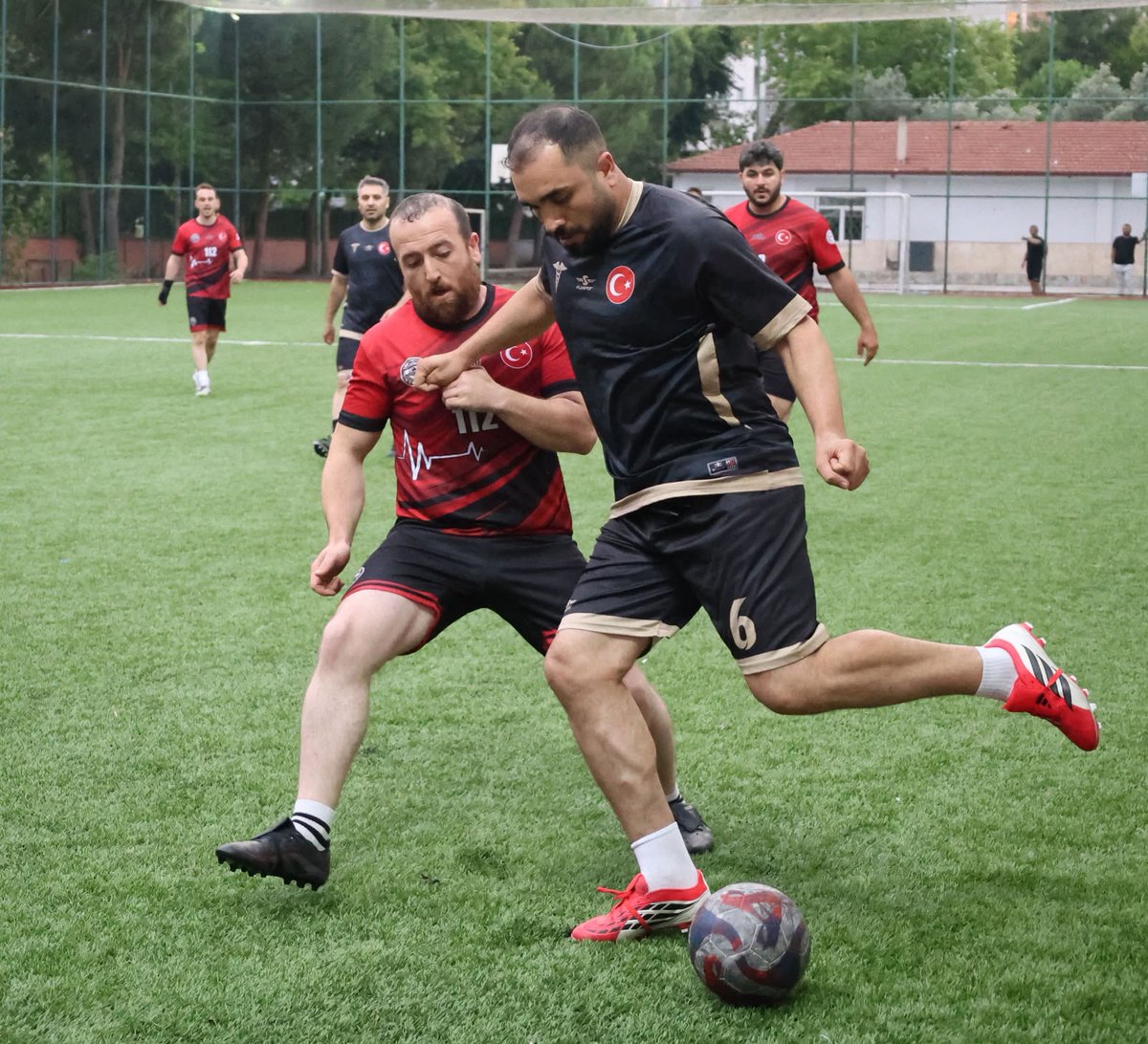 GSBAydin's tweet photo. Sağlık çalışanları arasında birlik, beraberlik ve dayanışmayı güçlendirmek amacıyla düzenlenen Geleneksel 7. Sağlık Kupası Futbol Turnuvası büyük bir heyecanla tamamlandı.

Final müsabakasını İl Müdürümüz Serhat Yığmatepe  ve İl Sağlık Müdürü Dr. Eser Şenkul takip etti. https://t.co/GczHvt3QpO