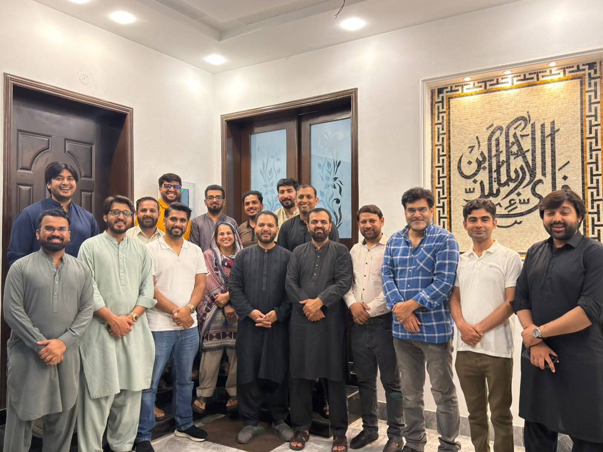 aikhari's tweet photo. کچھ نظر آ رہے ہیں محفل میں
دیکھ لو ماہتاب سچ مچ کے

ساجد پریمی
#abidiqbalkhari #PositivePakistan #Faisalabad https://t.co/Y6dQnaq5aS