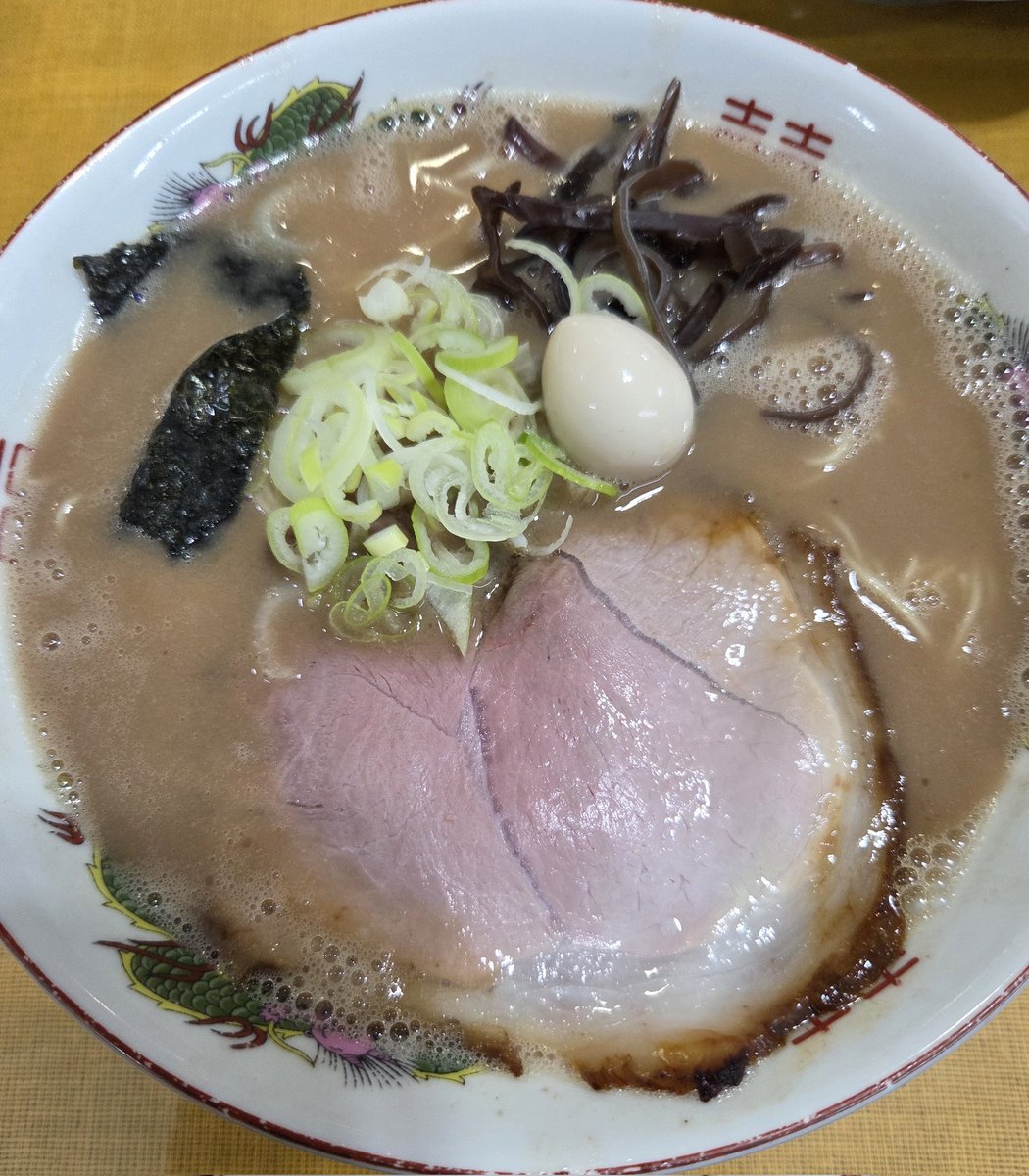 Jack5409271's tweet photo. うまいヨゆうちゃんラーメン＠大和

ラーメン　細麺

レンゲにざらざらが残る濃い豚骨スープうまい😋🐷

ご馳走さまでした🙏

#うまいヨゆうちゃんラーメン
#大和 https://t.co/54ngdqIZoF