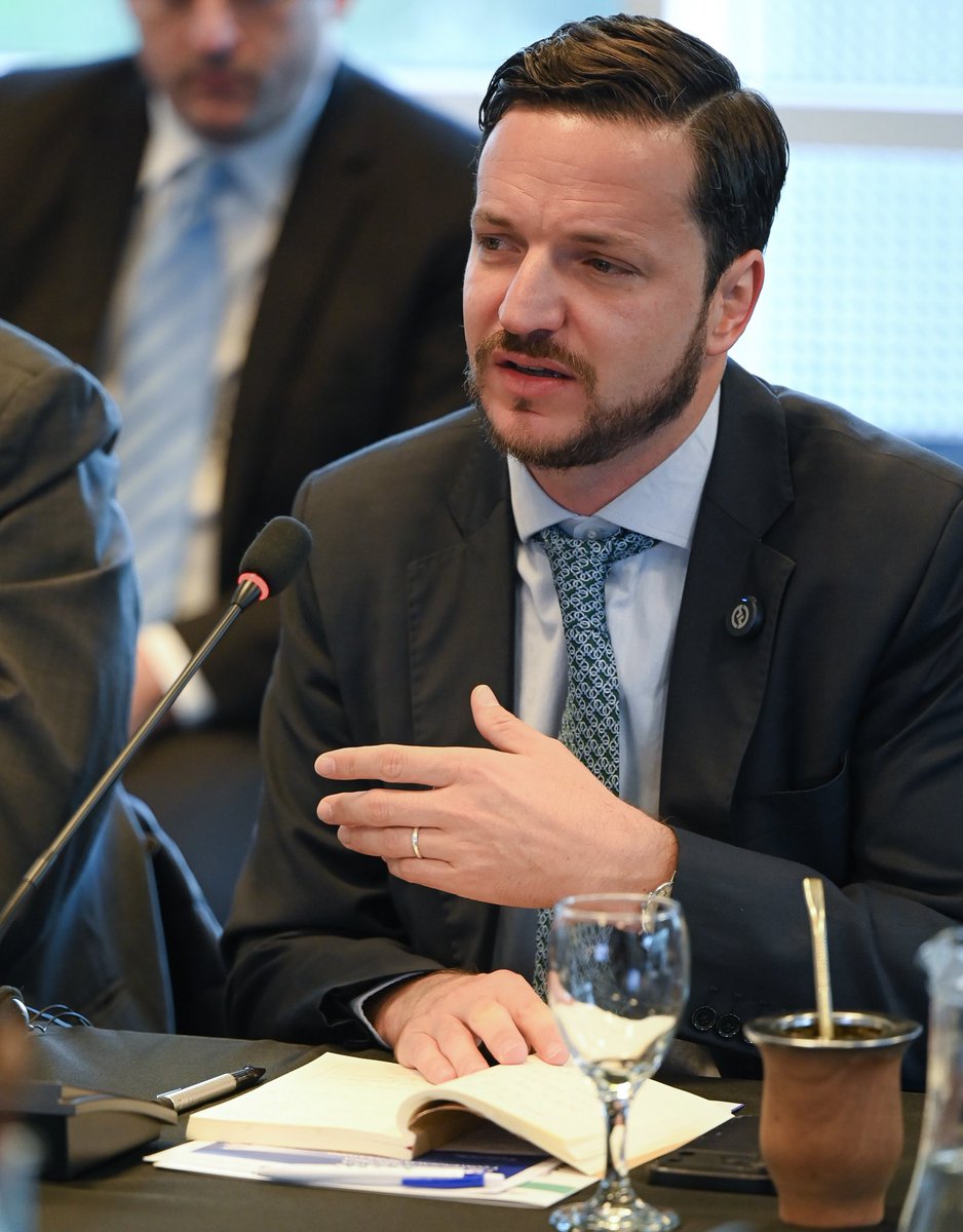 maiulini's tweet photo. Una nueva arquitectura energética para la región

En Montevideo, junto a la CELAC, presentamos el Plan Indicativo Regional de Interconexión Eléctrica con horizonte al 2040, resultado de un trabajo conjunto impulsado por @OLACDEORG con el apoyo de la @EU_Commission y @giz_gmbh.

El estudio evaluó 16 proyectos de interconexión internacional que totalizan 5.835 MW de capacidad, 4.830 kilómetros de redes y una inversión estimada cercana a USD 3.000 millones. A su vez, identificó un portafolio robusto de expansión regional: 12 de las 16 interconexiones analizadas aparecen de manera consistente en todos los escenarios evaluados, incluso bajo distintas condiciones de demanda, precios de combustibles y variables climáticas.

Los beneficios netos para la región se estiman entre USD 1.000 y USD 5.000 millones por año. La integración permitiría aprovechar mejor la infraestructura existente, reducir vertimientos de generación renovable, acceder a recursos energéticos de menor costo y disminuir necesidades futuras de inversión en generación y almacenamiento.

El desafío ahora es construir las condiciones políticas, regulatorias e institucionales que permitan capturar ese valor para nuestros países.

Por ello, también presentamos una propuesta para avanzar hacia un Tratado Marco de Integración Energética Regional. Una herramienta multilateral que apunta a promover la convergencia regulatoria, fortalecer la cooperación entre los países y facilitar la construcción gradual de acuerdos, en pleno respeto de la soberanía nacional y la diversidad de realidades de América Latina y el Caribe.

Agradezco a las autoridades gubernamentales, representantes de organismos internacionales y financieros, especialistas y equipos técnicos por el valioso intercambio y compromiso con la construcción de esta agenda regional.