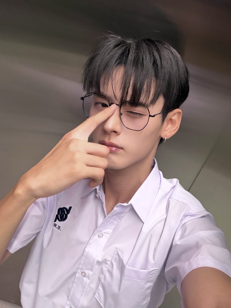 perses_official's tweet photo. บุคคลที่หาตัวเจอยากที่สุดในโรงเรียน ไม่ใช่เพราะหนีเรียน แต่เพราะพี่เนกำลังหมกหมุ่นอยู่กับการอ่านหนังสือที่ไหนสักแห่ง หนุ่มเนิร์ดหน้าตาดีที่ใครเห็นก็ต้องหันมอง แต่ตอนนี้อินปีนผาเพิ่มละ 🧗🏻@naranvik 
#GPOPSchoolTour2026xPERSES

#NAY_PERSES
#GPOPSchoolTour2026
#PERSES #PERSES_TH #GNEST