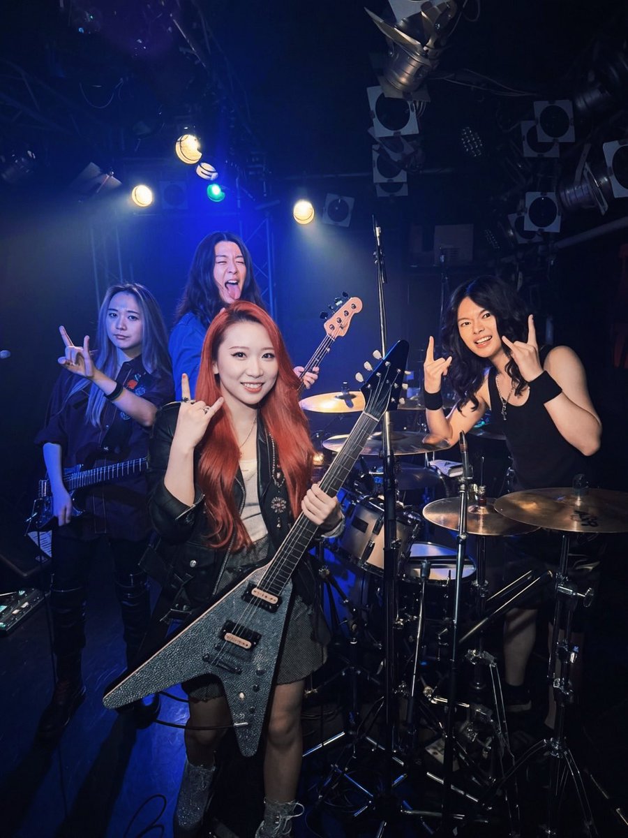 meda4rock26's tweet photo. ドラム,ベースの彼等にもビックリ😳
そりゃ もうプロではあるんだろうけど
普段は超有名な海外バンドばかり聴く私も
(´｡✪ω✪｡)ｽｺﾞｰｲ✩と なってしまったよ♬
そして
サポートのギターARUくん スゴイ🎉
専門学校生？19才？
さらさらロン毛が似合ってました
さすがヘヴィメタ好き🤘😆 https://t.co/lSQDM4uzQx