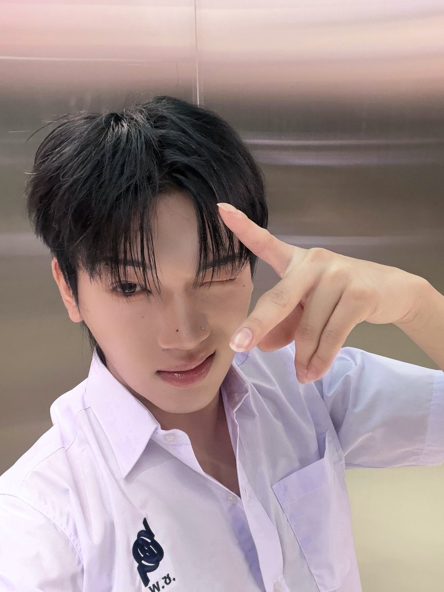 perses_official's tweet photo. ภายนอกอาจจะดูชิล ๆ แต่จริงๆแล้วข้างใน ร้อนครับ หยอกกก! นักแหกกฎประจำโรงเรียน พี่กฤตินเข้าห้องปกครองเหมือนบ้านหลังที่ 2  หนุ่มหล่อแบดบอยโดนใจ ❤️‍🔥
@kritxxn 
#GPOPSchoolTour2026xPERSES

#KRITTIN_PERSES 
#GPOPSchoolTour2026
#PERSES #PERSES_TH #GNEST https://t.co/ArnyWX6rQJ
