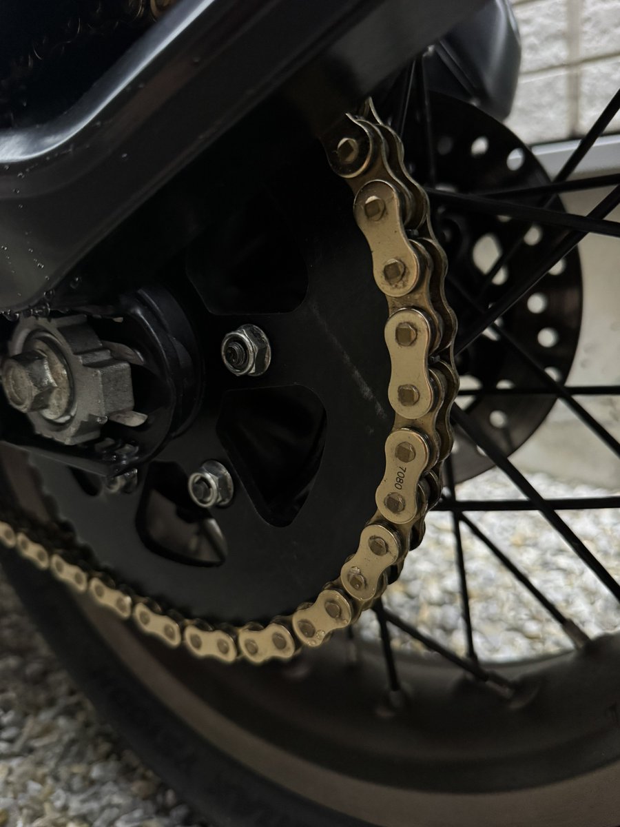takuya_401's tweet photo. #バイク売ります 
HUSQVARNA VITPILEN401
走行距離　21,500km
2020年モデル。
鍵１つのみ
転倒歴無し
車検一年付
レバーガード、ミラー、USB(デイトナ）
ETC装着
チェーン半年前に交換
バッテリー先月交換
タイヤ一年前交換（前後7〜8部）BS 
引取り、名義変更等手続き自分で出来る方
17万〜20万円 https://t.co/UEMfTQz9mh