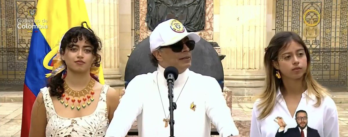 elmarete's tweet photo. Parece un man lanzando su carrera de reguetonero. 😂 https://t.co/Idi8YqAOgj