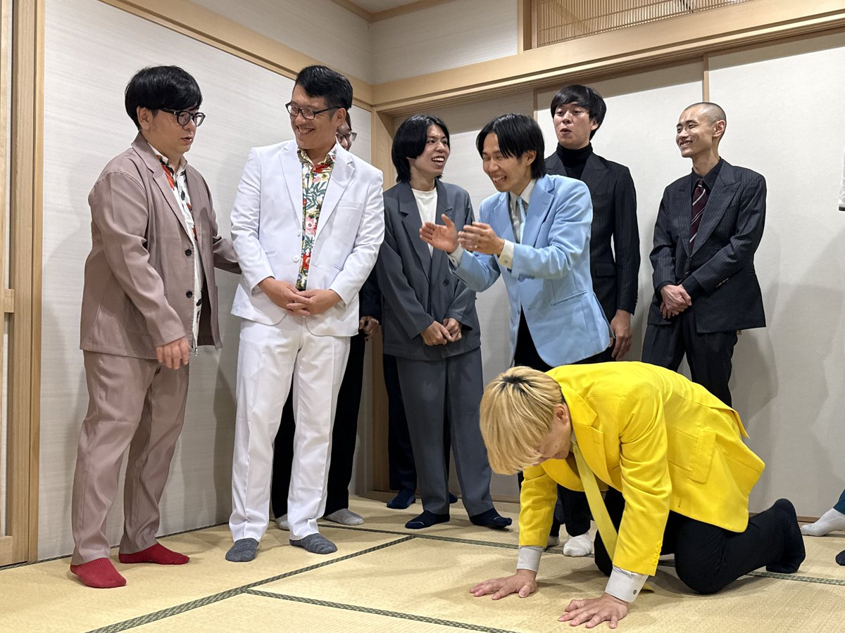 kmkm15ls's tweet photo. 新道竜巳の若手雑談中🗣️万福と仲良くなろう！尖り若手から寄り添い若手まで色んな若手と絡んだ万福でした！ひらおか族にどっかんは扱いやすい先輩と言われてた。お笑いオタクの若手に沢山褒められてたのもほっこり！嬉しそうなのもほっこり！万福が芸人メイドカフェに呼ばれる世界線が生まれた🙌🎀 https://t.co/fMG8y2Jf4s