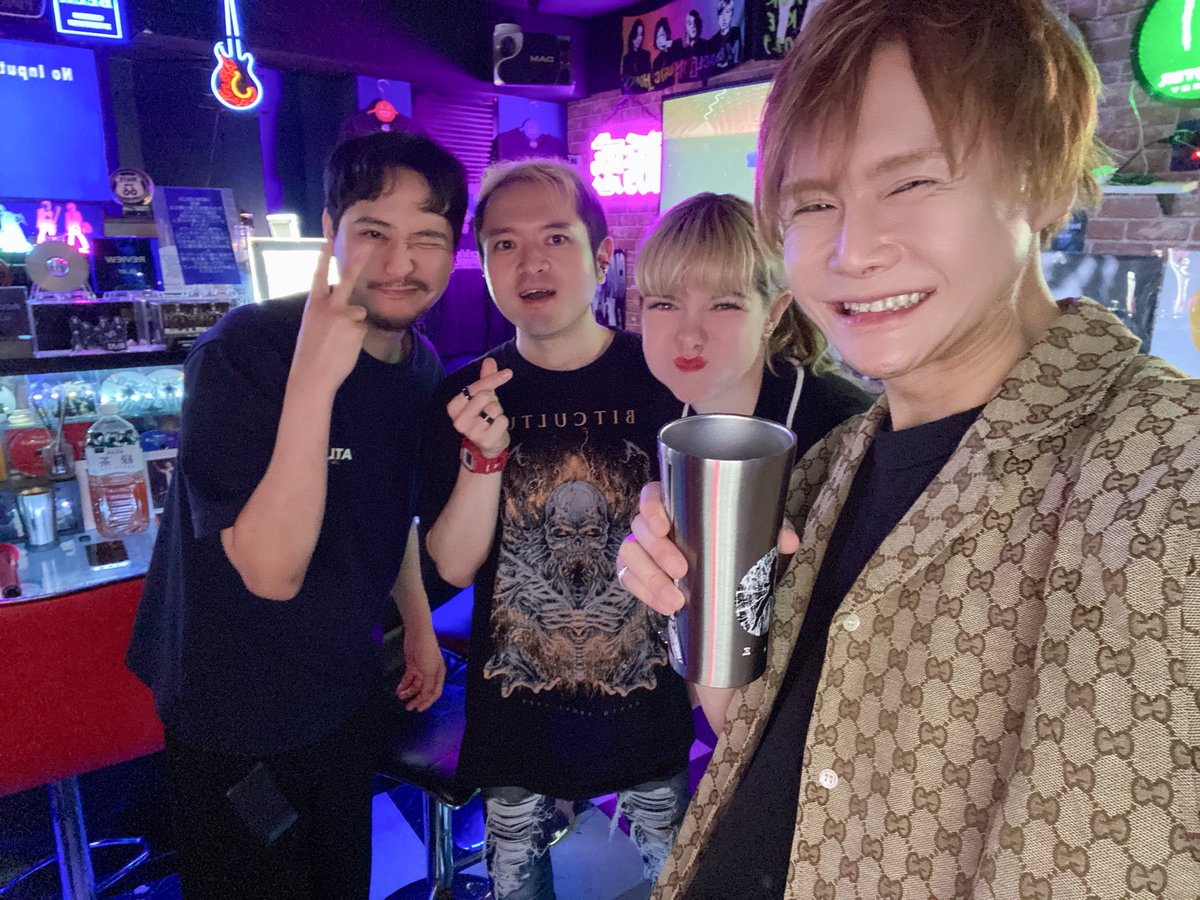 howebar's tweet photo. 6.22〈月〉20:00-6:00
John、ついに髪をバッサリ切りました！Σ(ﾟДﾟ)笑
2年間伸ばし続けたロングヘアともお別れ✂️
スッキリ爽やかになって、新たなJohnの始まりです✨
ドライヤーもきっと感動レベルで楽になるはず😂
早く旅行行こうねー🔥

週の始まり、月曜日！乾杯🥂
#GLAY
#歌舞伎町バー
#新宿バー https://t.co/9L5cZEZSXp