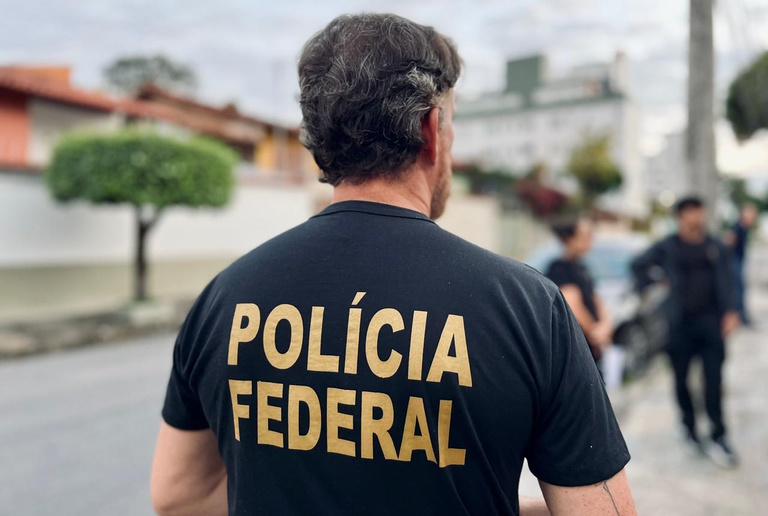 policiafederal's tweet photo. 🚨#OPERAÇÃOPF | Em ação conjunta com o Gaeco/MPF, PF deflagra operação contra organização criminosa investigada por movimentar recursos usados no tráfico internacional de armas e drogas. A ação resultou na prisão de quatro operadores financeiros, inclusive no Suriname, e no bloqueio de quase R$ 500 milhões em bens e ativos vinculados ao grupo. ➡️ Saiba mais: https://t.co/AnzfI1Z3CM