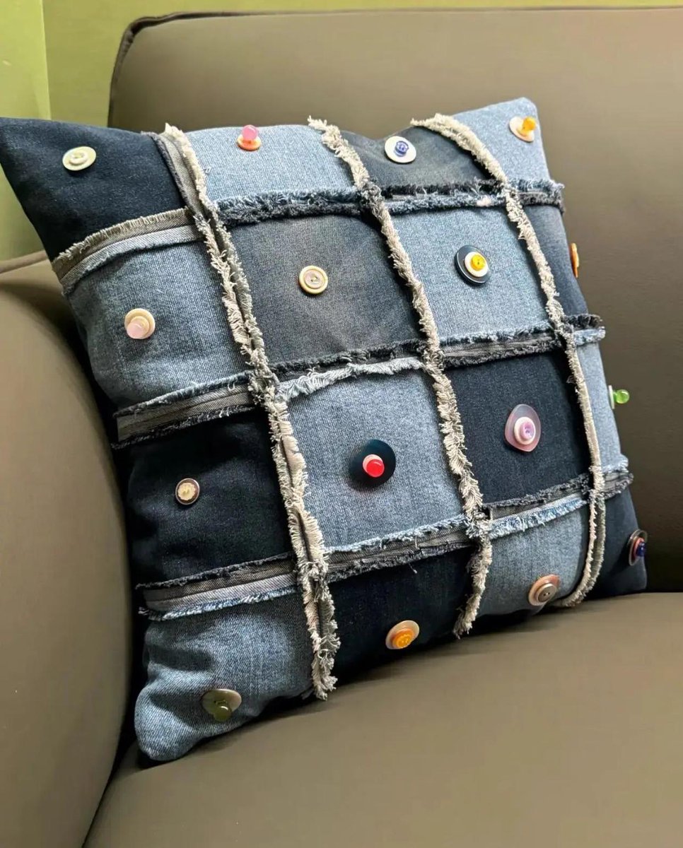 florarial's tweet photo. Turn old denim jeans into a cute phone stand—quick upcycle for small spaces! ， https://t.co/SDHOEIDfON
