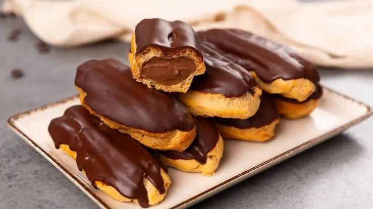 CorinnePulitzer's tweet photo. #PastryLovers are saying “Bon Appetit” today! It’s #NationalChocolateEclairDay & this taste of heaven is top of the Dessert Menu all day🇺🇸🇫🇷 @EclaireBakery @MarthasNY @VENIEROSdessert @MaisonChocolat @NationalDayCal @HeyWhatDay @DiningGuide2Day https://t.co/IN8YKqikOh