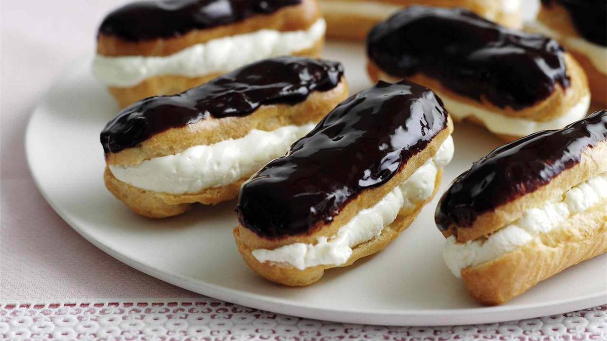 CorinnePulitzer's tweet photo. #PastryLovers are saying “Bon Appetit” today! It’s #NationalChocolateEclairDay & this taste of heaven is top of the Dessert Menu all day🇺🇸🇫🇷 @EclaireBakery @MarthasNY @VENIEROSdessert @MaisonChocolat @NationalDayCal @HeyWhatDay @DiningGuide2Day https://t.co/IN8YKqikOh