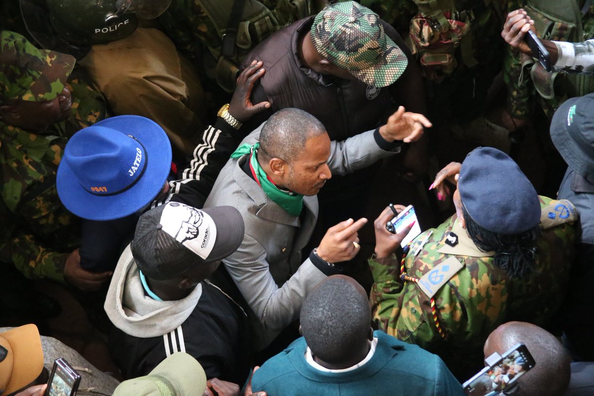 Purplesuit19's tweet photo. @HEBabuOwino Grandpapa Owino. MP Emba East, anaplead na karao wasivuruge  Linda Mwananchi meeting Ufungamano House. Karao wanathreten kulipua place na Tear-Gas, boiz akawashow watie zii, akiwa SONU Chairman mabody guards wake walinivuruga  juu ya kumpiga picha kwa club Westi https://t.co/6y3GF4SRKv