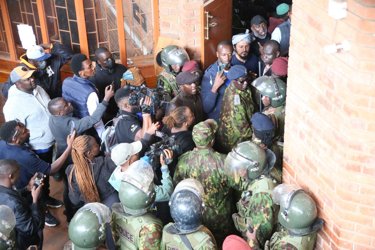 Purplesuit19's tweet photo. @HEBabuOwino Grandpapa Owino. MP Emba East, anaplead na karao wasivuruge  Linda Mwananchi meeting Ufungamano House. Karao wanathreten kulipua place na Tear-Gas, boiz akawashow watie zii, akiwa SONU Chairman mabody guards wake walinivuruga  juu ya kumpiga picha kwa club Westi https://t.co/6y3GF4SRKv