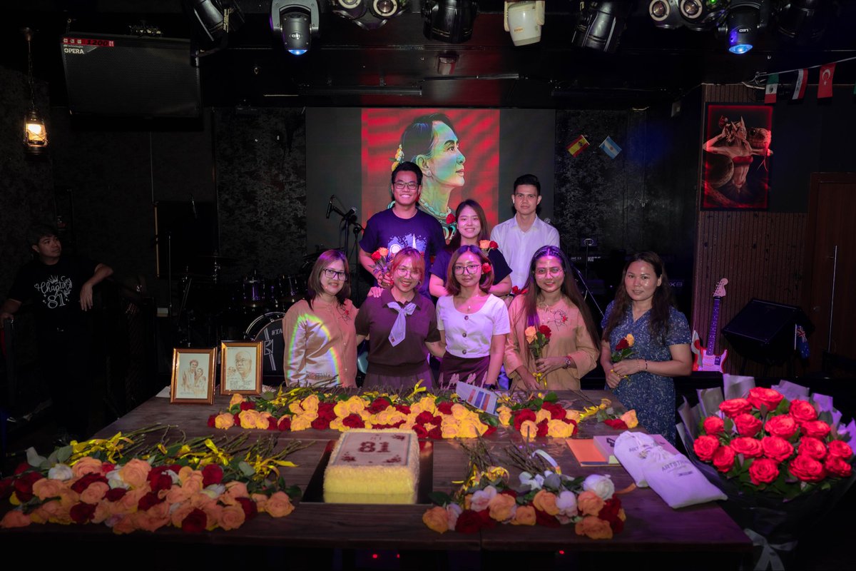 yeeyee_htun's tweet photo. နှင်းဆီလှုပ်ရှားမှု (ROSE Movement: Roses of Hope)  လှုပ်ရှားမှုမှာ အတူပါဝင်ကြသူတွေ 🌹

ဇွန်လ (၁၉) ရက်နေ့၊ 

#RoseMovement #RosesOfHope #ProofOfLife #June19 #FreeAungSanSuuKyi
#peoplemovementmyanmar https://t.co/kotNWqWnlR