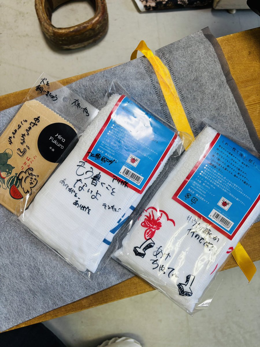 daiki1833's tweet photo. 事後報告になりますが、昨日、娘から『父の日』いただきましたぁー🥰
貰ったからプレゼント🎁に『大きな犬が欲しい🐕』ってかいてました（笑）
これを貰ったら犬を飼わないといけないってこのなのかな（笑）

三線工房ダイキ

#沖縄　#豊見城市 　#豊崎　#三線　三線工房ダイキ　にふぇ〜堂 https://t.co/NhXqndg82Y