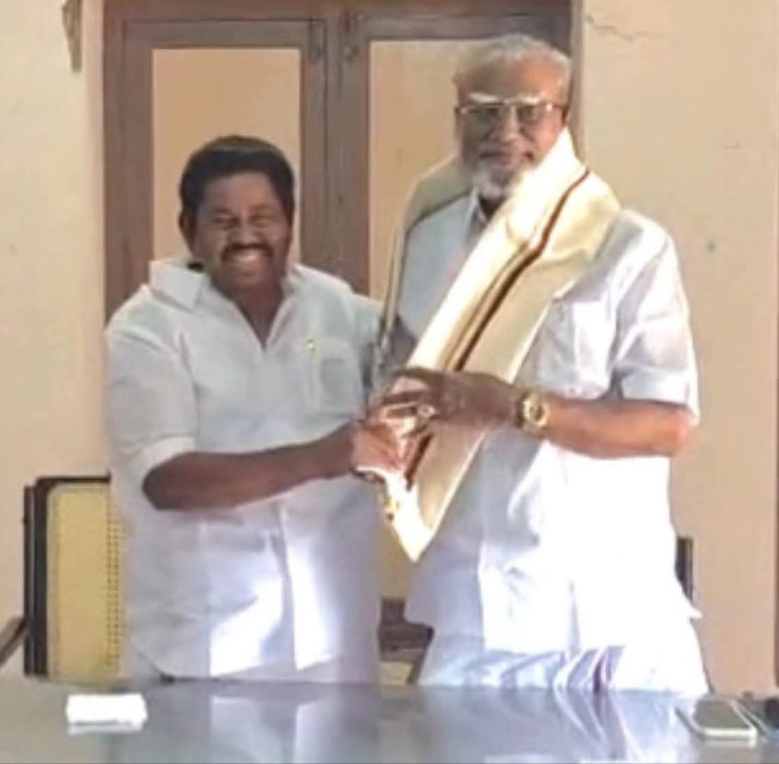 KuwaitSridhar's tweet photo. 24.06.2026. பிறந்தநாள் காணும் அண்ணன் எஸ் கல்யாணசுந்தரம் எம் பி அவர்களை தஞ்சை மாவட்ட பொறுப்பாளர் அண்ணன் சாக்கோட்டை அன்பழகன் அவர்களும் மாநகர செயலாளர் துணை மேயர் அண்ணன் சுப தமிழழகன் அவர்களும் நேரில் வாழ்த்து தெரிவித்த போது https://t.co/Vvi9jF3R4S