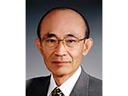 nishikazuhiko's tweet photo. もう一つの東北の悲しい思い出

今から二十年ほど前、会津大学の学長選挙に立候補したことがある。

当時の現職学長、私、そして東京大学の計算機センター長だった石田晴久の三人が立候補した。

私は、会津大学を本気で良い大学にしたいと思っていた。コンピュータサイエンスを中心に、世界に通じる大学にできる可能性があると考えていた。
しかし、選挙が近づくにつれ、大学の中でいろいろな動きが見えてきた。

私から見ると、私の票を割るために別の候補が担ぎ出されたように見えた。そこで私は、石田先生に「今回は降りていただけないか。もし私が学長になったら、副学長として一緒に大学を作ってほしい」とお願いした。
すると逆に、「あなたが降りれば、副学長にしてあげる」と言われた。
話は決裂した。

一回目の投票では、私が最高得票だった。しかし過半数には届かなかったため、次点だった現職学長との決選投票になった。そして私は負けた。

選挙の過程で、私には信じがたい話も耳に入ってきた。
ある外国人教員から、「あなたなら私にいくら出してくれるのか」と聞かれたことがある。私は驚いた。私には、そういうことをするつもりは一切なかった。

会津大学は県立大学である。教員は公務員の立場にある。地位や研究費を選挙の材料にするようなことがあってはならない。大学の長を選ぶ選挙が、そのような空気の中で行われること自体、私は深く失望した。

選挙に負けたあと、私は関係者に対して、これから証人とともに会津の警察に相談に行く、と伝えた。ところがその人は自分の部屋に逃げ込むように入り、鍵をかけてしまった。

警察に電話をしたところ、その夜は雪が激しいので明日にしてほしいと言われた。
私は本当にがっかりした。
吹雪の中、車に乗って会津を後にした。東京に着いたのは午前四時だった。

その後、私が騒いだせいで選挙で交わされたとされる約束が果たされなかったことで、多くの教員が不満を持ち、学長のリコールを求める動きになった。そして学長はリコール選挙で解任された。

しかし、人生とは皮肉なものである。
その後、学長選挙の中心にいた人物が、代わりの学長に選ばれた。

私はこの出来事を通じて、大学における「選挙」というものに深い疑問を持つようになった。
民主主義の象徴であるはずの選挙が、必ずしも清潔で公正なものになるとは限らない。大学の自治という美しい言葉の裏側で、地位、研究費、人間関係、派閥が大きく動くことがある。
きれいな選挙など、本当にあるのだろうか。

私はそのとき、いつか自分で大学を作ろうと思った。

選挙で選ばれるのではなく、
自分の責任で大学を作り、
自分の責任で教育を行う。
自分が納得できる大学教育を、
自分の手で実現したい。

そう決めるきっかけになったのが、この会津大学での出来事だった。
東北には、私にとって忘れられない思い出がいくつもある。
山形のことだけではない。
会津にも、私にとって大きな悲しみと、大きな学びがあった。
このことが言いたくて、昔のことを書いた。

池上徹彦　石田晴久　角山茂章