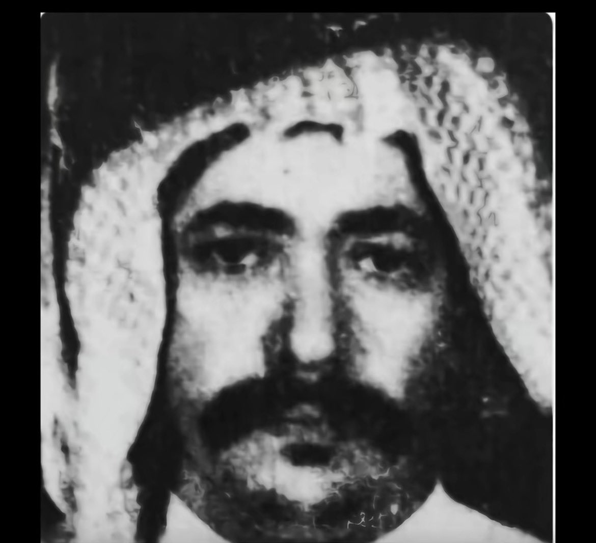 D3333333j's tweet photo. من ما تحوشه يا سعد يدك مدّه
 للعاني القاصد ومدّه لمحتاج

 مدّه وعوّاض الخساير يردّه
 اللّي ضمن رزق السمك تحت الأمواج

 اليا جاك منهو مايل الوقت ضدّه
 خلّك على الهقوة وعند الله إفراج

 لا تنشده عن ساس عِدّه وجدِّه
 كثر النّشد للمستحي تحرج إحراج

سعود بن ثنيان بن طويق الحافي https://t.co/TxNTcHLkkQ