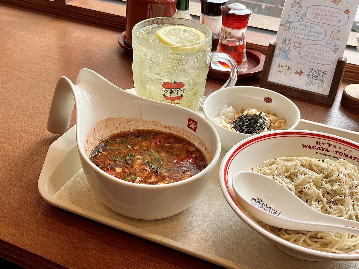 wwwmylifecom's tweet photo. 문을 열면 야옹 소리가 반겨주는 토마토 라멘집!!!
치즈가 섞인 면을 토마토육수에 찍어먹는 디핑누들이 진짜 진짜 진쯔이아아아ㅏ아 맛있음!!!!ㅠㅠㅠㅠ 맥주 작은것도 있길래 시키려다가 취하기 싫어서 수제 탄산에이드 (이름기억안남) 시켜봤는데 최고의 선택이었다...

🍅 망원 와가야노 토마토 https://t.co/tdoR7W5A9u
