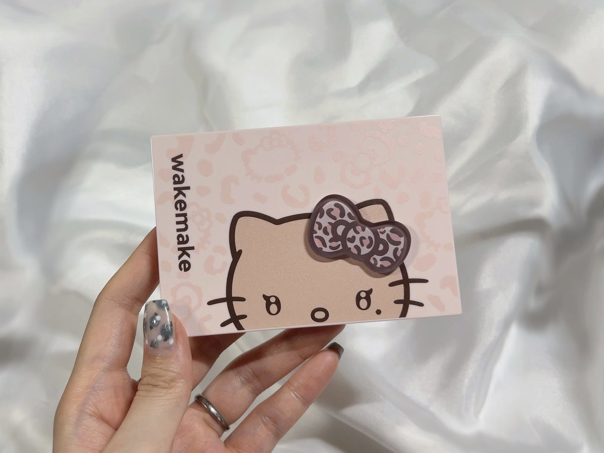 ha_be_ac's tweet photo. WAKEMAKE アイシャドウの粉質が変わったという噂を聞いて👀❣️08 CANDY CORAL BLURRING パケが日焼けキティちゃんのシリーズでめちゃかわ🤎日焼けかわいいなぁと思ってたけど平成≠″ャ｣ﾚだったのね✌️リップは13 COZY CASHMERE キャップのマグネットが強力なの好き🤝💥 #メガ割購入品 https://t.co/dKi6qPd3L1