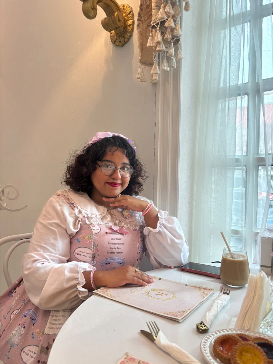 m0onlizzy's tweet photo. Hello, I’m Lizzy, a content creator about Lolita fashion in Spanish and as I live in a city in Mexico. I love giving visibility to this aesthetic in my language and mixing my clothing in my daily activities and other passions. #lolitafashion #eglcommunity #eglfashion https://t.co/g4Pw7rCUN3