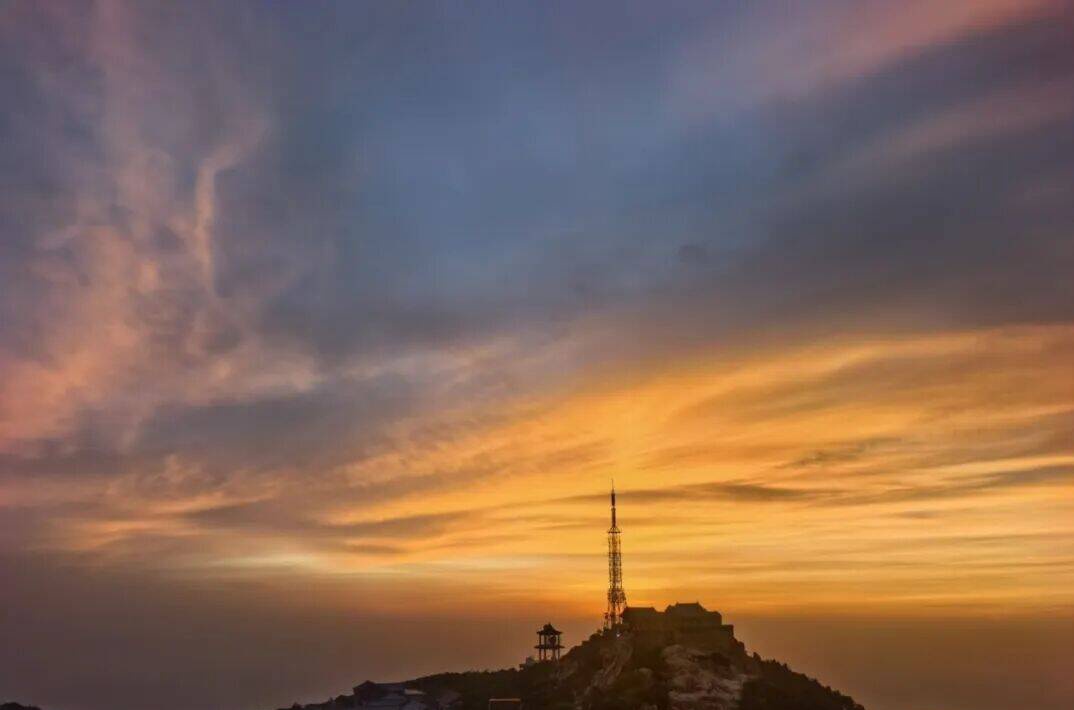 liopng5's tweet photo. 当暮色漫笼南天门，橙红与胭脂色晕染云天，#泰山 群峰静静卧在万丈霞光之下，整座泰山都浸在温柔的暮色里。 https://t.co/GGxq1vd7Dk