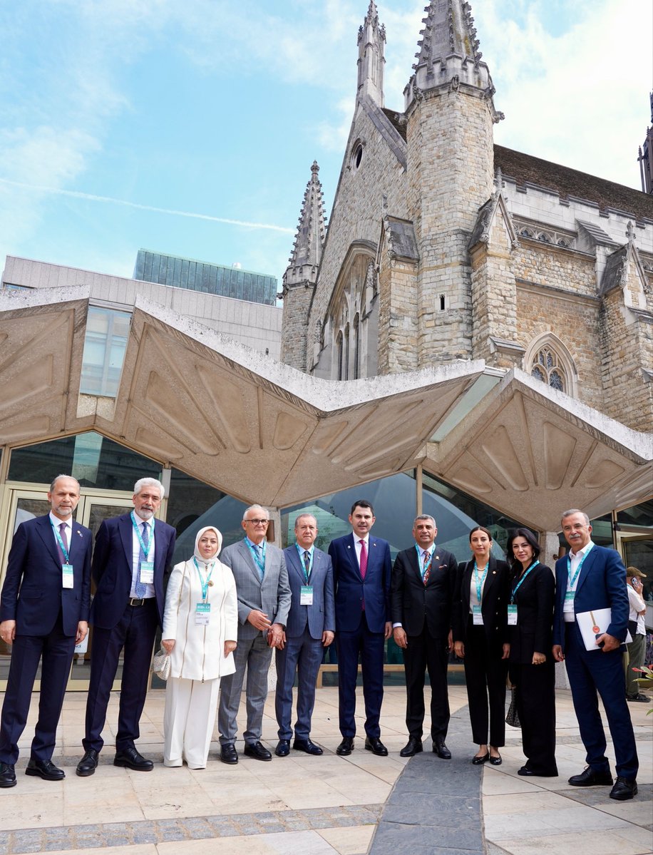 SemaSilkin's tweet photo. Çevre Komisyonu olarak, Çevre Şehircilik Bakanımız Murat Kurum’un COP31 Başkanı sıfatıyla ana konuşmacısı olduğu Londra İklim Eylem Haftası programlarına katıldık. 

📌Müzakereden eyleme geçişi,
📌 Üretim kartellerinden kurtulmayı,
📌 Yenilenebilir enerjiyi demokratik bir eylem olarak görmeyi,
📌 Yeşil enerjiyi fosil yakıtların yerine ikame etme iradesini,
📌 Afetlere karşı “Küresel İnsani Fon” oluşturulmasını,
📌 İnsanları koruyacak direnç mekanizmalarına yatırım yapılmasını,

gündeme alan bir toplantı oldu.