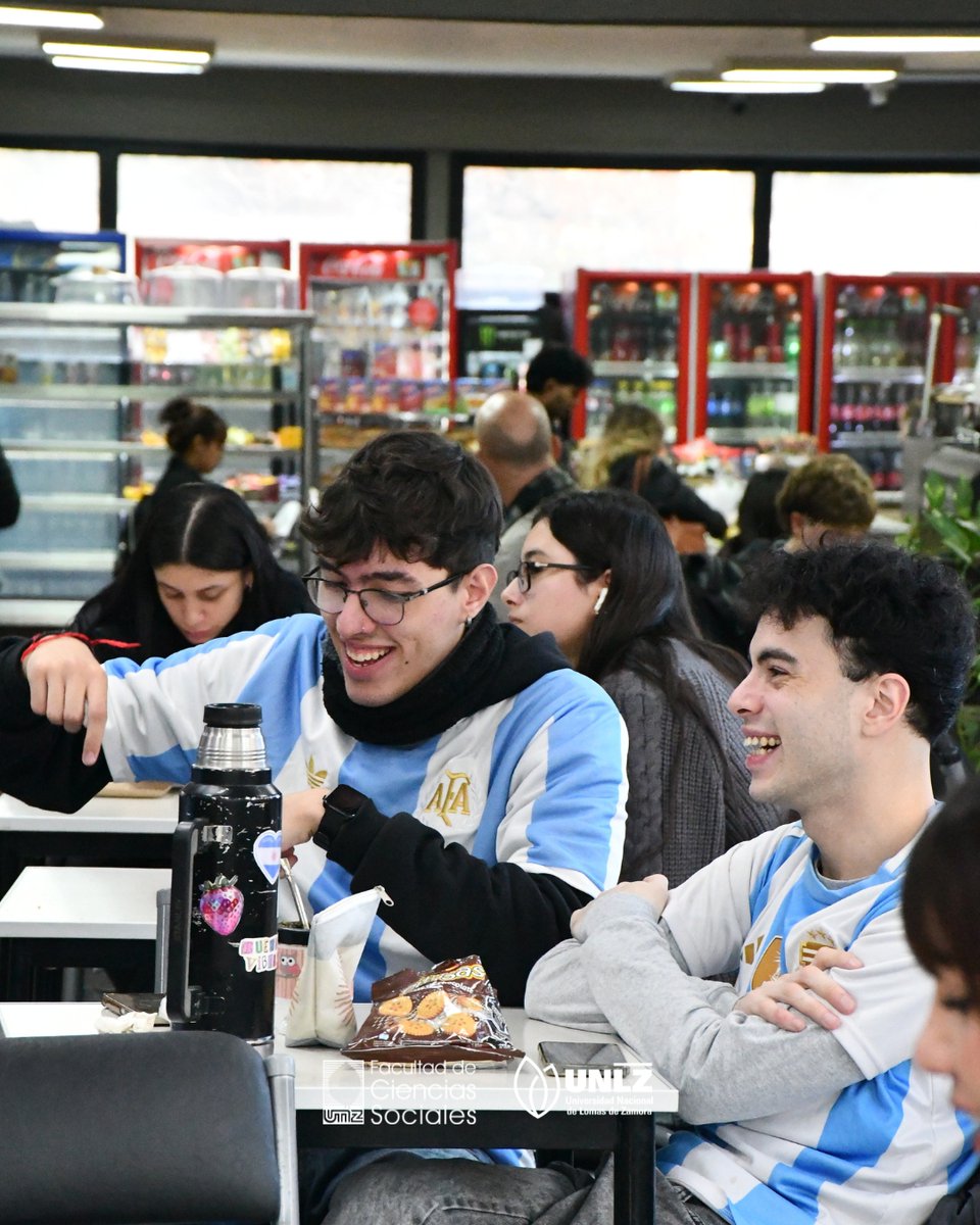 SocialesUNLZ's tweet photo. 🇦🇷 En #SocialesUNLZ alentamos y estudiamos para darlo todo en la cancha y en el aula.

🙌 Le deseamos un buen lunes a toda nuestra comunidad.

#SomosSociales https://t.co/VvRIQ4XvwQ