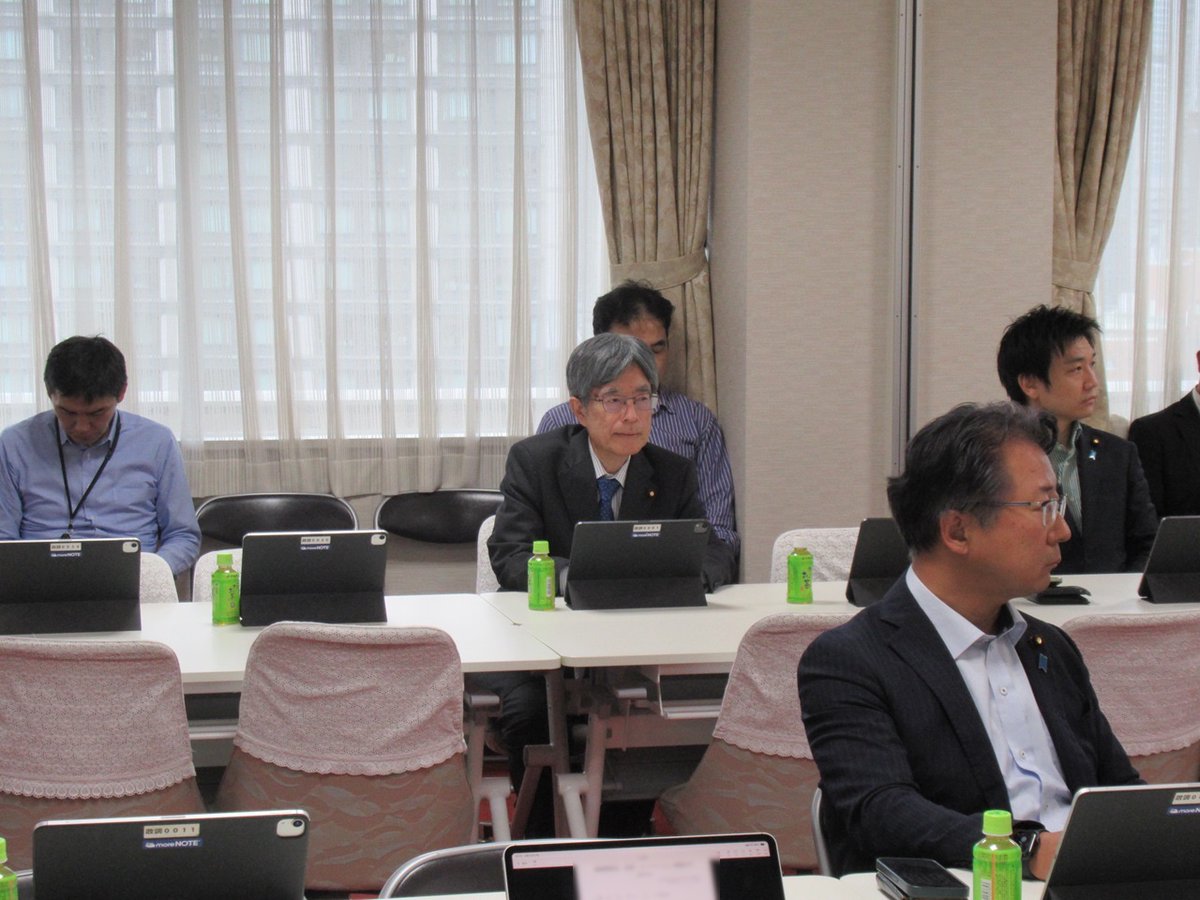 terada124's tweet photo. 党内会議、会合など。
通常国会の会期は残すところあと１か月を切りました。残余の期間で重要法案の成立を図っていかなければなりません。補正予算や国家情報局設置法案、宇宙活動法案などは成立しましたが、皇室典範法案、憲法改正国民投票法案、再審法案、国旗損壊罪法案、道交法改正案、公職選挙法改正案など未だ審議中或いはこれから提出になる重要法案がめじろ押しです。限られた期間の中ではありますが、熟議を行い様々な論点を明らかにしつつ議論を重ねる中で成立を図ってまいります。
