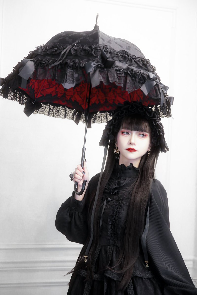 Akari_kae's tweet photo. 【御知らせ】
 
この度、傘メーカーの
「アプレビュート様」とのコラボレーションにて、
オリジナル傘をプロデュースさせていただくことになりました。
 
 ✧••┈┈┈┈┈┈┈┈┈┈┈┈••✧
     ✦ Apleberute × 赤莉かえ ✦
                ᴄᴏʟʟᴀʙᴏʀᴀᴛɪᴏɴ
 ✧••┈┈┈┈┈┈┈┈┈┈┈┈••✧

以前から、自分の好きなゴシックロリィタの世界観を形にした作品を作ってみたいという想いがありました。

約1年にわたり打ち合わせや制作を重ね、この度ようやく皆様へ御報告できることを大変嬉しく思います。

今回の傘は、私が考えたコンセプトやデザイン案をもとに、
画家・細川成美 様(@giRly_darkness )に
特別に描き下ろしていただいた作品です。

細部までたくさんのこだわりを詰め込んだ作品となっております。

商品名や発売日、詳細につきましては、
改めて御知らせいたします🥀🖤
   
#Apleberute
#アプレビュート
#ゴスロリ #ロリィタ
#ゴシックロリィタ