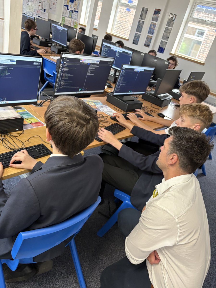 PATKingsSchool's tweet photo. This morning we welcomed Josh, a Senior Software Consultant, who took time out of his busy schedule to speak to our GCSE Computer Scientists about the impact of AI, life as an engineer and routes into the world of programming. Thank you, Josh ⭐️ https://t.co/ttypPblvwU