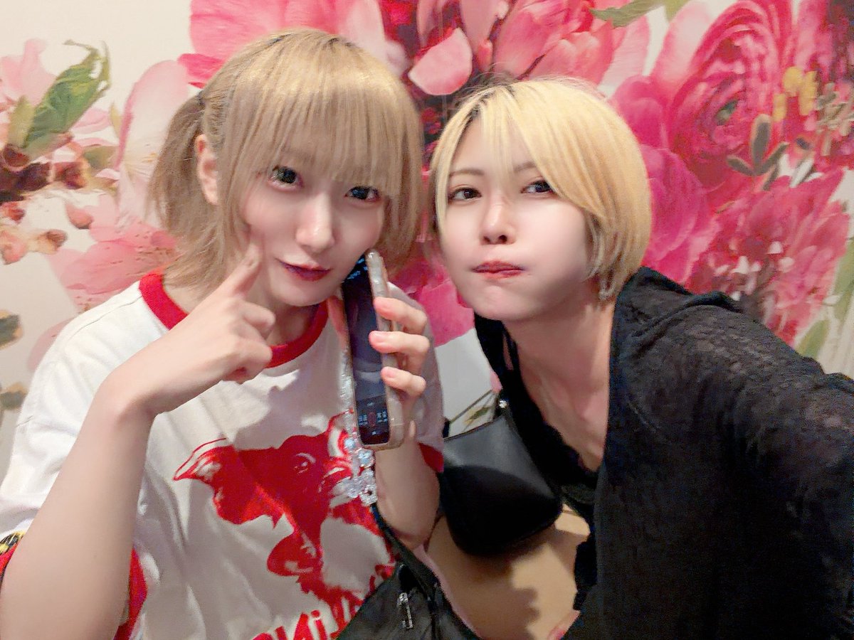 kuronekoga2hiki's tweet photo. 昨夜とぅーたちが店に来てくれた！感謝っ https://t.co/nRM70OMSKZ