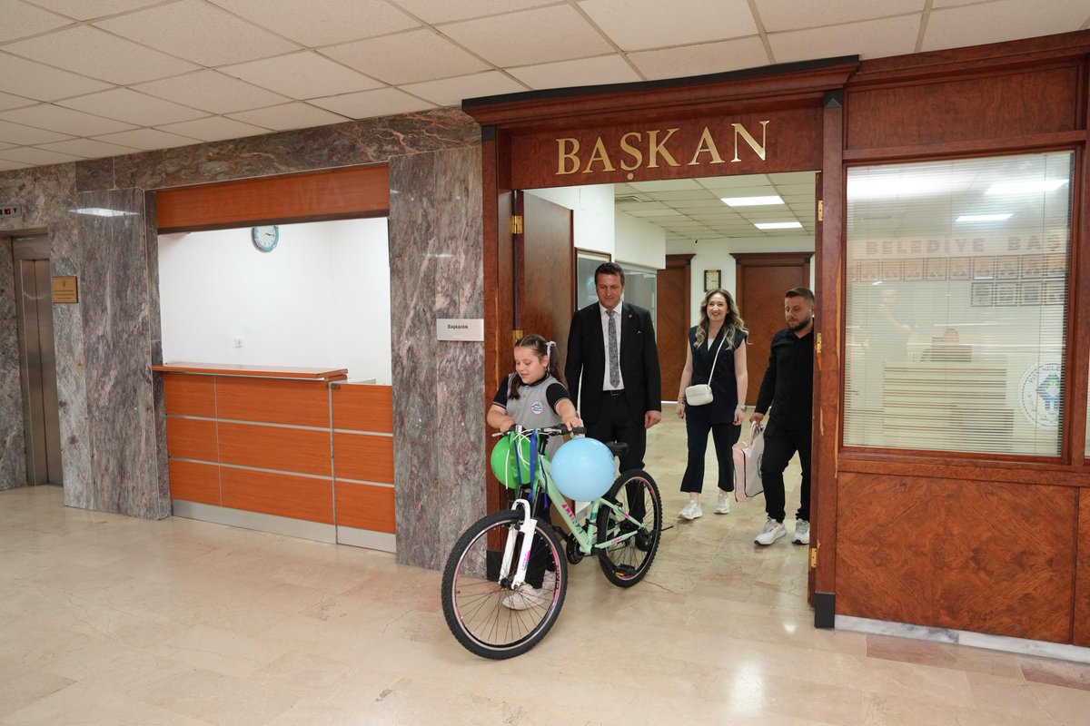 ajanss53's tweet photo. BAŞKAN METİN’DEN ÖRNEK DAVRANIŞA ANLAMLI HEDİYE

Rize Belediye Başkanı Rahmi Metin, hasta bir çocuğun tedavisine destek olmak için bisiklet hayalinden vazgeçen Boğaz Ortaokulu 5/A sınıfı öğrencisi Büşra Ekşi’ye bisiklet hediye etti.

Küçük yaşına rağmen sergilediği duyarlı davranışla gönülleri fetheden Büşra Ekşi, bir süredir bisiklet alabilmek için kumbarasında para biriktiriyordu. Ancak tedavisi için yardım kampanyası yürütülen Kuzey isimli çocuğun durumunu öğrenince örnek bir fedakârlık göstererek biriktirdiği parayı kampanyaya bağışladı.

Büşra’nın gönderdiği mektuptaki samimi ve içten ifadeler ise herkesi duygulandırdı.

Mektubunda:

"Kumbaramdaki parayla bisiklet almaktansa sana para vermek daha güze. Senin yaşaman daha önemli. Doktorlar inşallah seni iyileştirir. İnşallah yaşarsın. Allah şifa versin Kuzeyciğim."

sözlerine yer verdi.

Büşra’nın bu örnek davranışını öğrenen Rize Belediye Başkanı Rahmi Metin, minik öğrenciye bisiklet hediye etti. Ziyarette Boğaz Ortaokulu Müdürü Kadem Bakırcı, Büşra’nın babası Emrah Ekşi ve öğretmen Neşe Akar da hazır bulundu.