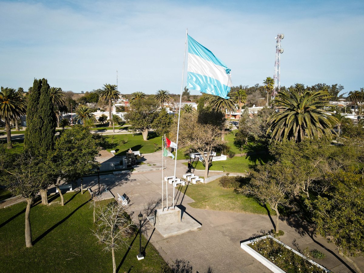 gobdecordoba's tweet photo. 👉 El gobernador @MartinLlaryora recorrió el departamento #Unión y visitó #AnaZumarán, #AltoAlegre, #Cintra y #SanAntonioDeLitín.
Durante la jornada, inauguró #obras, entregó equipamiento, acompañó a instituciones locales y anunció nuevas inversiones para seguir mejorando la calidad de vida de los vecinos.
🇦🇷 En el marco del Día de la Bandera, reivindicó la figura de Manuel Belgrano: “La bandera es el símbolo de unidad de un pueblo. La Argentina necesita menos grietas y más acuerdos; menos enfrentamientos y más trabajo conjunto. Porque el progreso no nace del conflicto permanente, sino de la capacidad de construir consensos en favor de nuestra gente” @MartinLlaryora
#HacerParaCrecer