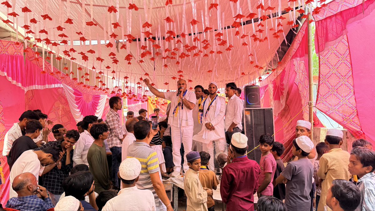 azadaliuk's tweet photo. जिला हरिद्वार की विधानसभा पिरान कलियर के मगरुबपुर में मोहम्मद इंतजार जी एवं उनके पुत्र मोहम्मद आसिफ जी के नेतृत्व में एक विशाल जनसभा का आयोजन किया गया। सभा में क्षेत्र के गणमान्य नागरिकों एवं बड़ी  संख्या में स्थानीय जनता ने सहभागिता की। सभा को संबोधित करते हुए वक्ताओं ने कहा कि पिछले लगभग 15 वर्षों से क्षेत्र की जनता को केवल आश्वासन और वादे मिले हैं, क्षेत्र की जनसमस्याओं का समाधान नहीं हो पाया है। जनता के वोट तो लिए गए, लेकिन उनकी आवाज को उचित मंच नहीं मिला। अब क्षेत्र की जनता बदलाव का मन बना चुकी है और वर्ष 2027 में हरिद्वार जनपद की राजनीति में बड़ा परिवर्तन देखने को मिलेगा।
इस अवसर पर जन अधिकार पार्टी (जनशक्ति) के जिला अध्यक्ष रुड़की हरिद्वार नदीम अहमद जी, मुनीर आलम जी, हसरत जी, कुर्बान अली जी, सालीम शाह जी, डॉ. गरिमा जी, मास्टर रिजवान जी, जमाल अख्तर जी, शाहरुख खान जी, सावित्री जी, जहांगीर आलम जी, माजिद राणा जी सहित अनेक पदाधिकारी एवं कार्यकर्ता उपस्थित रहे।
बैठक का आयोजन मुख्य रूप से क्षेत्र के मोहम्मद फरमान, इफ्तिखार, शाबरी, कामिल, सत्तार, उस्मान, साहिब, शाबान, आस मोहम्मद, कय्यूम, इकबाल, नसीम सहित सैकड़ों गणमान्य नागरिको द्वारा किया गया।