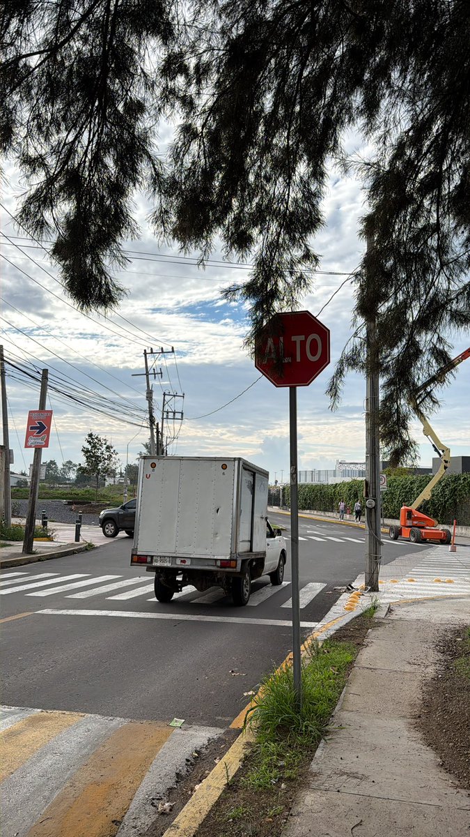Pollencio's tweet photo. @JaliscoVial a ver que día vienen a dar curso de educacion vial al cruce de Camino a las moras y Enrique Limón Diaz. Nadie respeta el señalamiento de Alto y el Uno a Uno. @Trafico_ZMG https://t.co/8e2tZ6oK4o