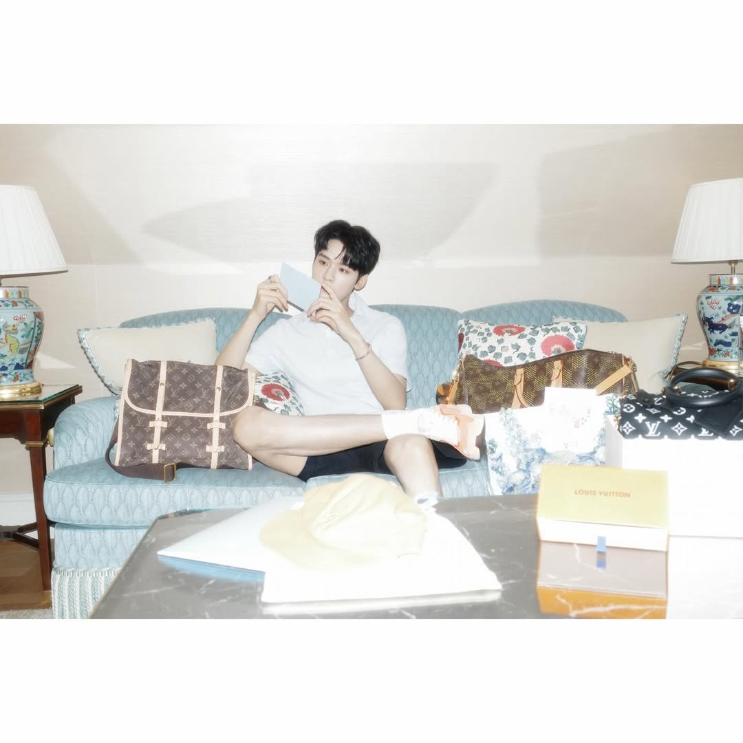 GONGJUN_TH's tweet photo. 📱 #กงจวิ้น มาอัพไอจี

เพียงประโยคสั้น ๆ แต่สัมผัสได้ถึงความประทับใจจากเซอร์ไพรส์ครั้งพิเศษ 🖤✨

ขอบคุณ Louis Vuitton และ Pharrell Williams สำหรับช่วงเวลาอันน่าจดจำครั้ง��ี้

#GongJun #龚俊Simon #龚俊 #cungtuấn
#SimonGong #공준 #กงจวิ้น #ゴンジュン https://t.co/YUgonxg0yq