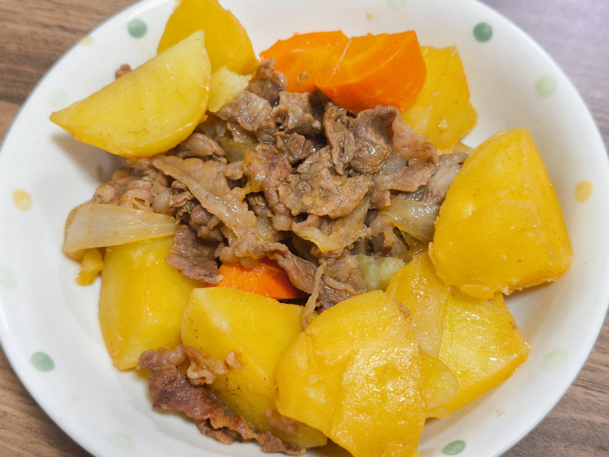 attribute_k's tweet photo. 今日の夜はなんか美味しそうな牛肉が安く手に入ったので肉じゃがよ〜〜〜(´～｀) https://t.co/LNPrTIlUId