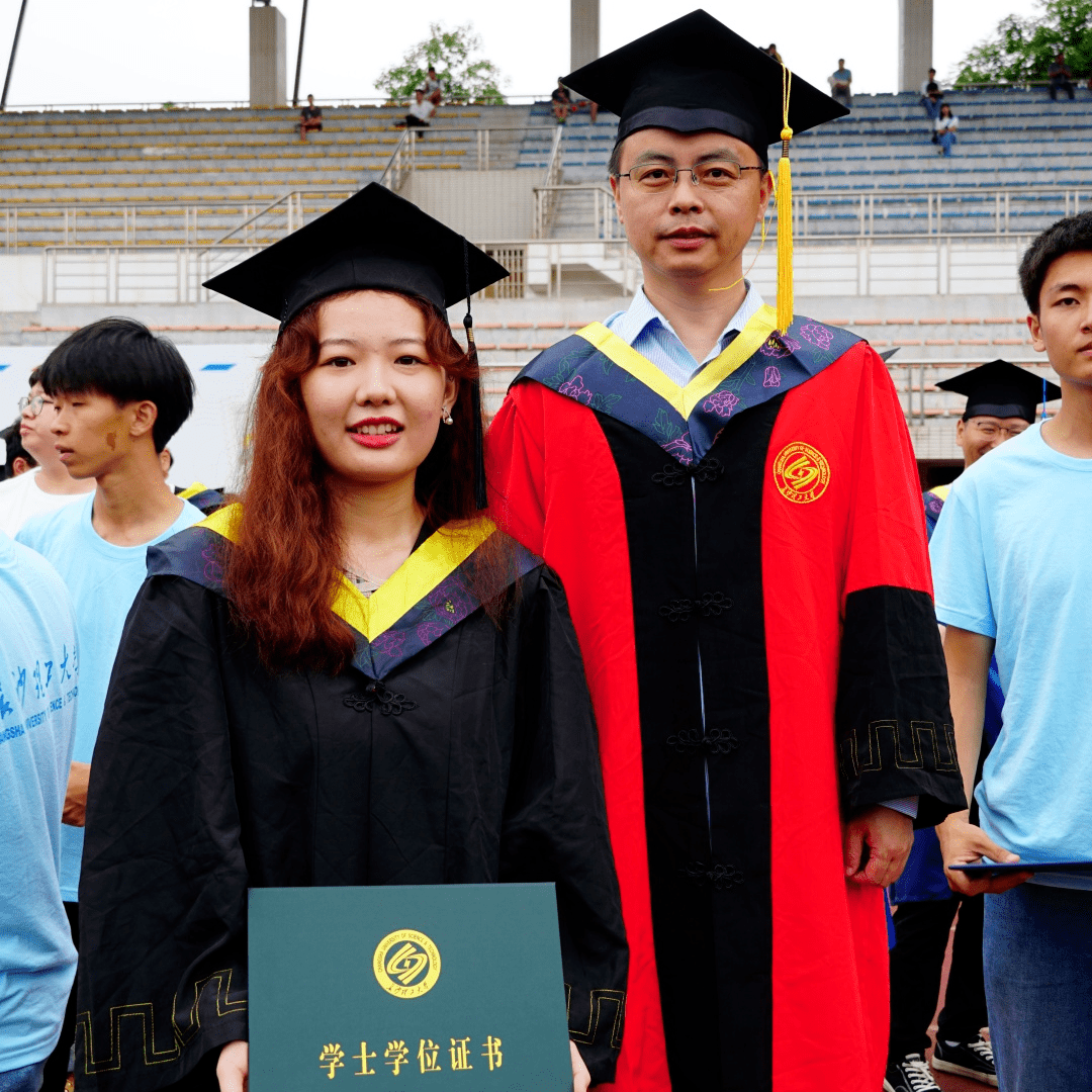 Lordsyr92927127's tweet photo. Graduation check: cap u0026 gown on, memories full, future calling. Ready to walk this next chapter! https://t.co/Vox1BDVRFk