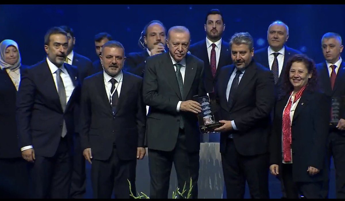 Mstafa_Ozcan's tweet photo. Genel Başkanımız ve Cumhurbaşkanımız Sn. Recep Tayyip Erdoğan'ın teşrifleriyle gerçekleştirilen Ankara Teşkilat Buluşmasına Belediye Başkanımız Sn. @MuratErcan0606 ve teşkilatımız ile katıldık.

Oransal sayıda göstermiş olduğumuz başarıdan dolayı Cumhurbaşkanımız Sn. Recep Tayyip Erdoğan'dan ödülümüzü aldık.

Sevdamız Ankara ❤️