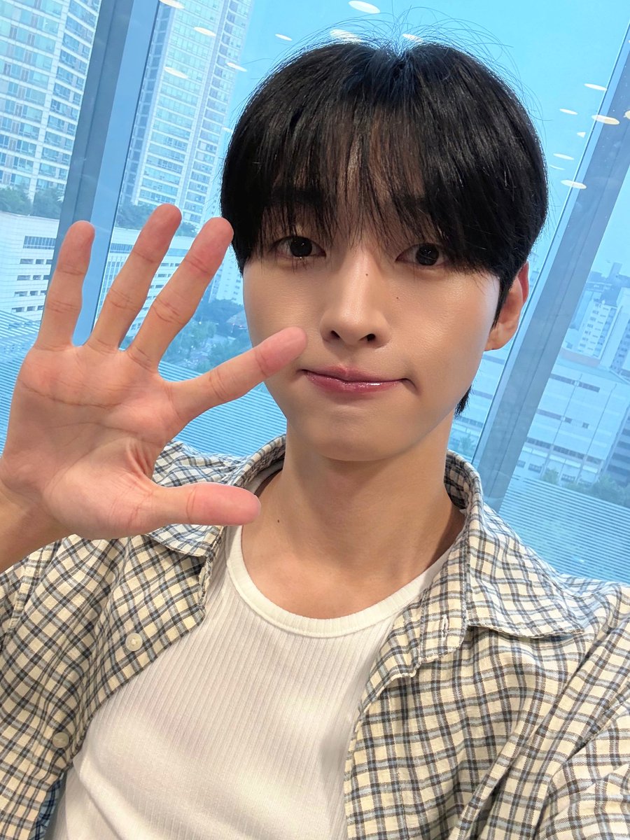 Official_YJS_'s tweet photo. [#오늘의윤잘생]

​초여름 바람과 함께 찾아온 러브게임 🍃
남은 6월도 지성이랑 찰떡같이 붙어서 함께해요 🫶

​#윤지성 #YOONJISUNG
#SBS파워FM #박소현의러브게임 https://t.co/UQcy6emlRq